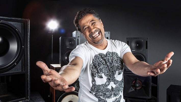 chanteur cheb khaled qui tend les bras