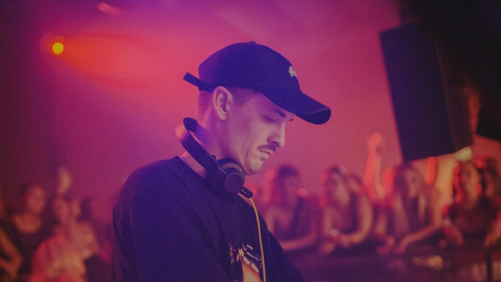 Ewan McVicar on tour. Book now with FME Booking