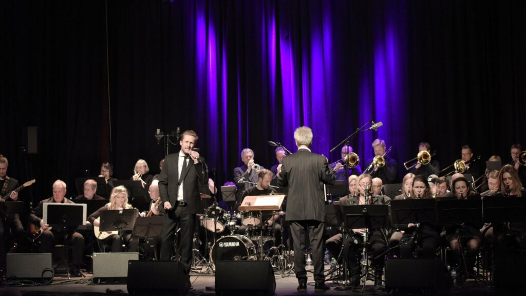 Cosmopolite on tour. Book now with FME Booking