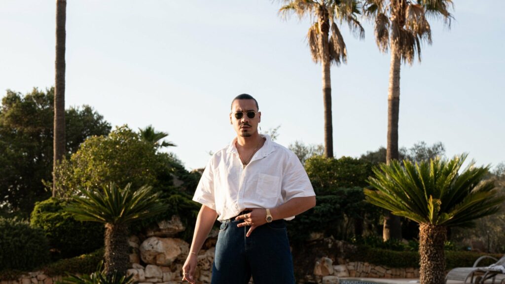 Apache 207 on tour. Book now with FME Booking