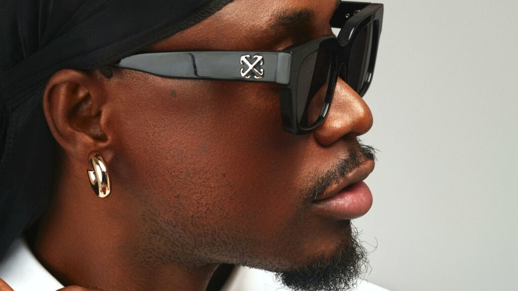 E.L. on tour. Book now with FME Booking