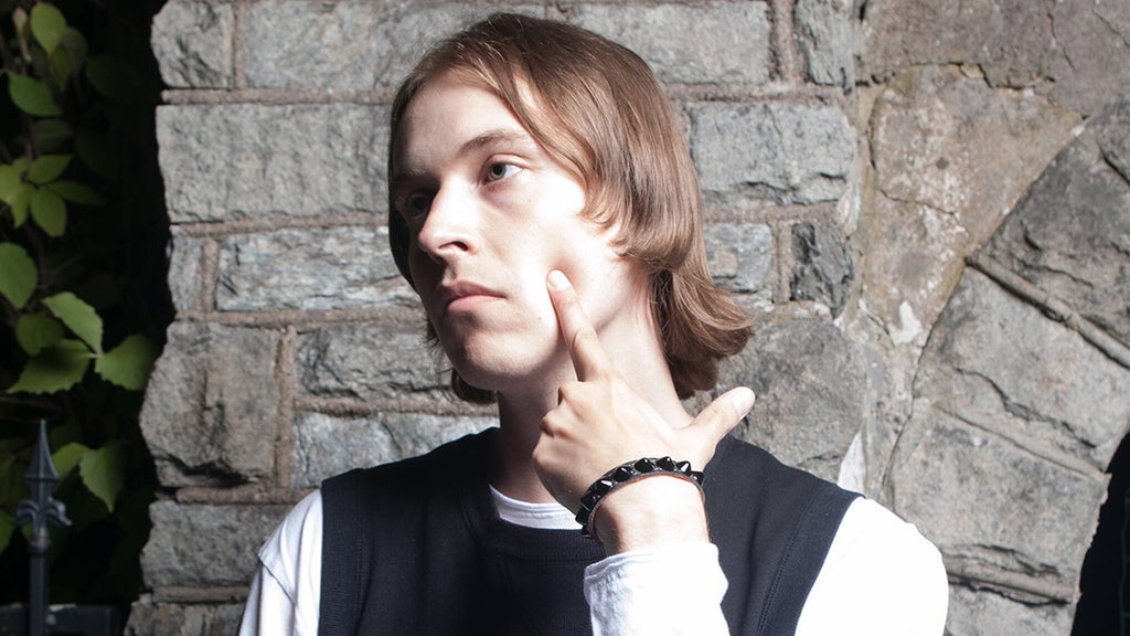 Melo on tour. Book now with FME Booking